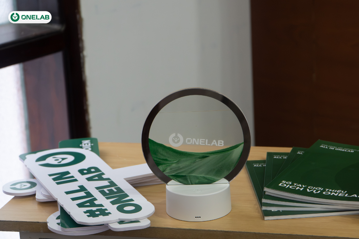 Onelab tại hội thảo với các tài liệu giới thiệu giải pháp và dịch vụ xét nghiệm chuyên sâu